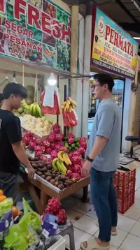 Nino Fernandez Belanja Buah dan Bumbu di Pasar, Gak Pakai Ditawar