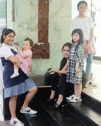 Nonton Konser, Ussy Ajak Anak-Anaknya Kompak Pakai Jaket Denim!