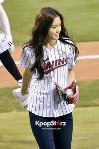 Na Eun A Pink Hadiri Pertandingan LG Twins vs KIA Tigers