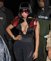 Nicki Minaj Tonjolkan Dada Untuk Rayakan Natal