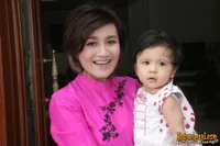 Nini Carlina Bersama Keluarga di Kediamannya