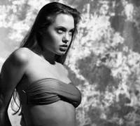 Nostalgia - Pose Seksi Angelina Jolie Saat Usia 16 Tahun