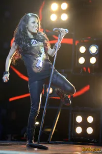 Nowela Bakar Indonesian Idol Dengan Black Dog