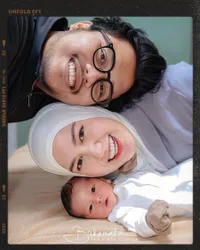 Ochi Rosdiana Berhijab Saat Foto Bareng Suami dan Bayinya yang Baru Lahir