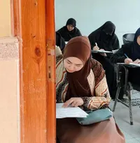 Potret Oki Setiana Dewi Tahun Kedua Kuliah di Al Azhar Mesir, Serius Ujian