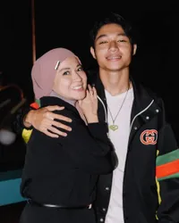 Okie Agustina 2 Kali Ditinggal Suami, Ini 8 Potret Kiesha Alvaro Tegar Temani Sang Bunda - Larang Untuk Nikah Lagi