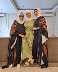 Olla Ramlan Pingsan Saat Tiba di Rumah Duka Ibunda Tercinta