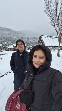 Omara Esteghlal dan Prilly Latuconsina Liburan -2 Derajat di Jepang