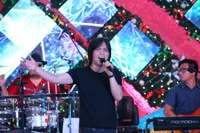 Once Mekel Tampil Menghibur Pengunjung Mall dalam Suasana Natal