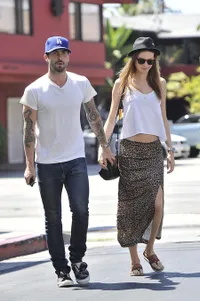 OOTD Kece ala Behati Prinsloo, Bikin Adam Levine Klepek-Klepek!