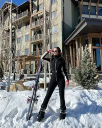 OOTD Nia Ramadhani Saat Main Ski Banjir Pujian, Tetap Hot Meski di Antara Salju
