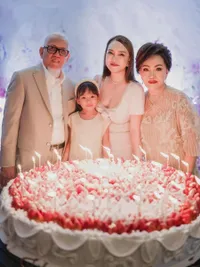 Ortu Akur Meski Sudah Cerai, Potret Shandy Aulia Bersyukur Didampingi Mama Papa di Pesta Ultah