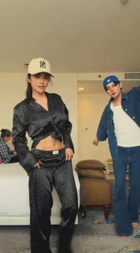 Otot Perut Dewi Perssik Bikin Salfok Saat Dance Bareng Ryans Rayel