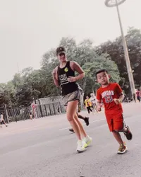 Ototnya Kian Menonjol, 7 Potret Terbaru Nia Ramadhani yang Tampil Sporty - Pamer Perut Sixpack Hingga Lengan Berotot