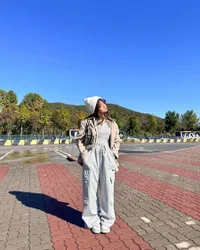 Outfit Nggak Pernah Gagal! 8 Potret OOTD Fuji Bak Seorang Model Ketika Berlibur di Korea dan Jepang