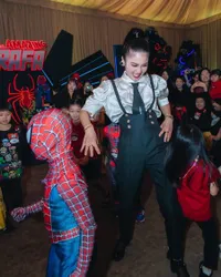 Outfitnya Sederhana Tapi Rancangan Desainer Ternama, 8 Potret Sandra Dewi di Ultah Anaknya yang Bikin Salfok