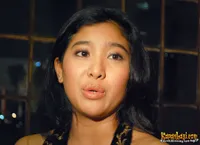 Olivia Zalianty di Gedung Arsip Gajah Mada