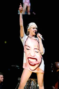 Outfit Unik Para Bintang - Narsis di Baju