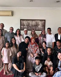 Pacaran Beda Agama, 8 Potret Artis Rayakan Lebaran Bersama Pasangan - Ikut Berbagi Salam Tempel Hingga Mudik ke Kampung Halaman