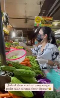 Padahal Punya Suami Tajir, Namun Sederet Selebriti Ini Nggak Gengsi Belanja Sendiri ke Pasar Tradisional