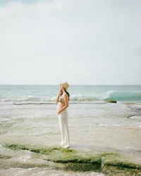 Pakai Bikini Top, 8 Potret Bumil Cantik Pamela Bowie Pamer Bare Baby Bump yang Makin Besar