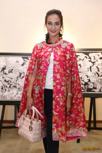 Pakai Cape Serba Bunga, Atiqah Hasiholan Elegan & Cantik Badai