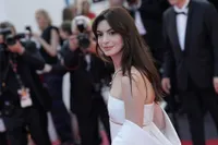 Pakai Gaun Serba Putih, Potret Anne Hathaway yang Dipuji Sangat Cantik di Karpet Merah Cannes 