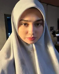 Pakai Hijab dalam Waktu yang Lama, 8 Potret Syifa Hadju Syuting Sinetron 'SALEHA' - Dipuji Makin Cantik