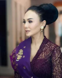 Pakai Kebaya Ungu, Ini Sederet Potret Yuni Shara Tampil Bak Konglomerat di Acara Malam Syukuran Pernikahan Aurel - Atta