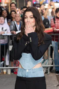 Pakai Outfit yang Unik dan Berani, Anne Hathaway Tampil Memukau di Acara Promosi 'SHE CAME TO ME'