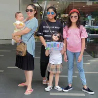 Pakai Sandal Jepit Ussy Sulistiawaty Ajak Anak ke Madame Tussauds