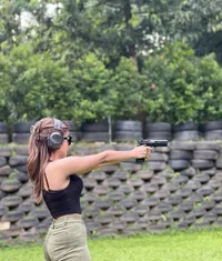 Pakai Tank Top Crop, Potret Ghea Youbi yang Sedang Asyik Olahraga Menembak Sukses Curi Perhatian Netizen