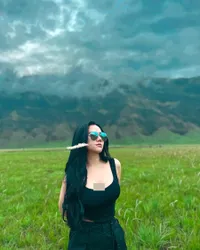 Pakai Tank Top Padahal Dingin Banget, 8 Potret Liburan Lala Widy ke Bromo yang Jadi Sorotan Netizen