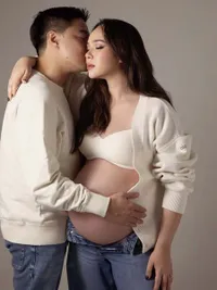 Pamela Bowie Jalani Maternity Photoshot Bareng Suami dan Anak Pertama, Tampil Kasual