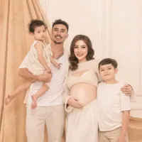 Pamer Bare Baby Bump di Maternity Shoot Terbaru, Bumil Jessica Iskandar Makin Cantik & Glowing Banget