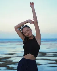 Pamer Perut Ramping, Kumpulan OOTD Caitlin Halderman Pakai Crop Top Pancarkan Gaya dan Pesona yang Gen Z Banget!