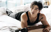 Pamer Tubuh Kekar, Baekho NUEST Tampil Kece di Men's Health Korea