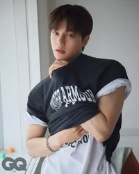 Pamer Visual Ugal-ugalan! 8 Potret Song Kang Dalam Pemotretan Brand Under Armour Bersama GQ Korea