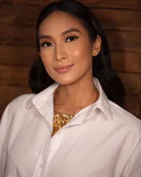 Pancarkan Aura Bangsawan, Ini 9 Potret Happy Salma Saat Tampil Anggun dan Glamor - Kalung Emas Berukir Tak Pernah Ketinggalan
