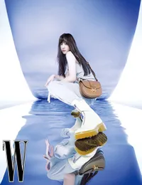 Pancarkan Aura Ice Princess Dalam Pemotretan Untuk W Korea, Yuk Intip Style dan Kecantikan Krystal Jung yang Tak Berubah!