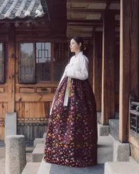 Pancarkan Pesona Autentik Korea, 9 Potret Min Hyo Rin yang Dinobatkan Sebagai Wanita Tercantik Saat Pakai Hanbok