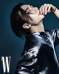 Pancarkan Visual Unreal! 10 Potret Hyunjin STRAY KIDS Ganteng Maksimal dalam Pemotretan Terbaru W Korea