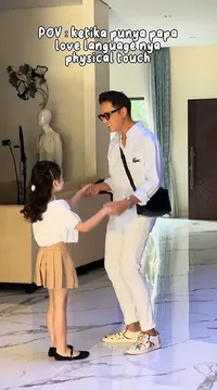 Papa dengan Love Language Physical Touch, Potret Andhika Pratama Cium Tangan Hingga Garukin Punggung Anak