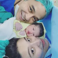 Papa Ganteng yang Siaga Jaga Anak, Ini 8 Potret Adly Fairuz Saat Asuh Baby Ardashir