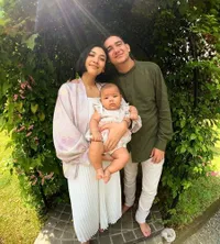 Papa Idaman Netizen, 7 Potret Adipati Dolken Momong Anak - Temani Tidur Sampai Bantu Baby Nae Sendawa Sambil Nonton Film