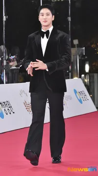 Para Aktor di Red Carpet Blue Dragon Film Awards 2025, Hyun Bin Hingga Lee Chae Min