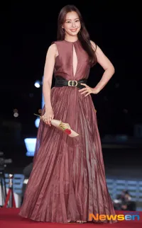 Para Aktris dengan Gaun Terbaik di Red Carpet Blue Dragon 2019, Yoona - Kim Hye Yoon