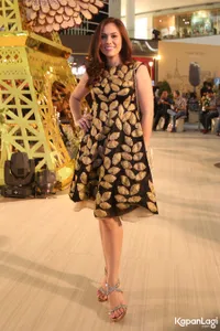 Parade Dress Mewah Artis Hot Bersama Magnum, Megah Serba Emas!