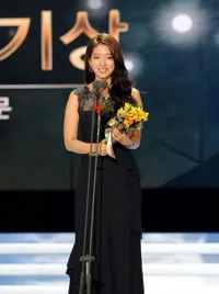 Parade Fashion Terbaik Bintang Drama Korea di Awards Akhir Tahun