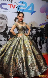 Parade Gaun Mewah di Red Carpet HUT MNCTV, Cetar Membahana!